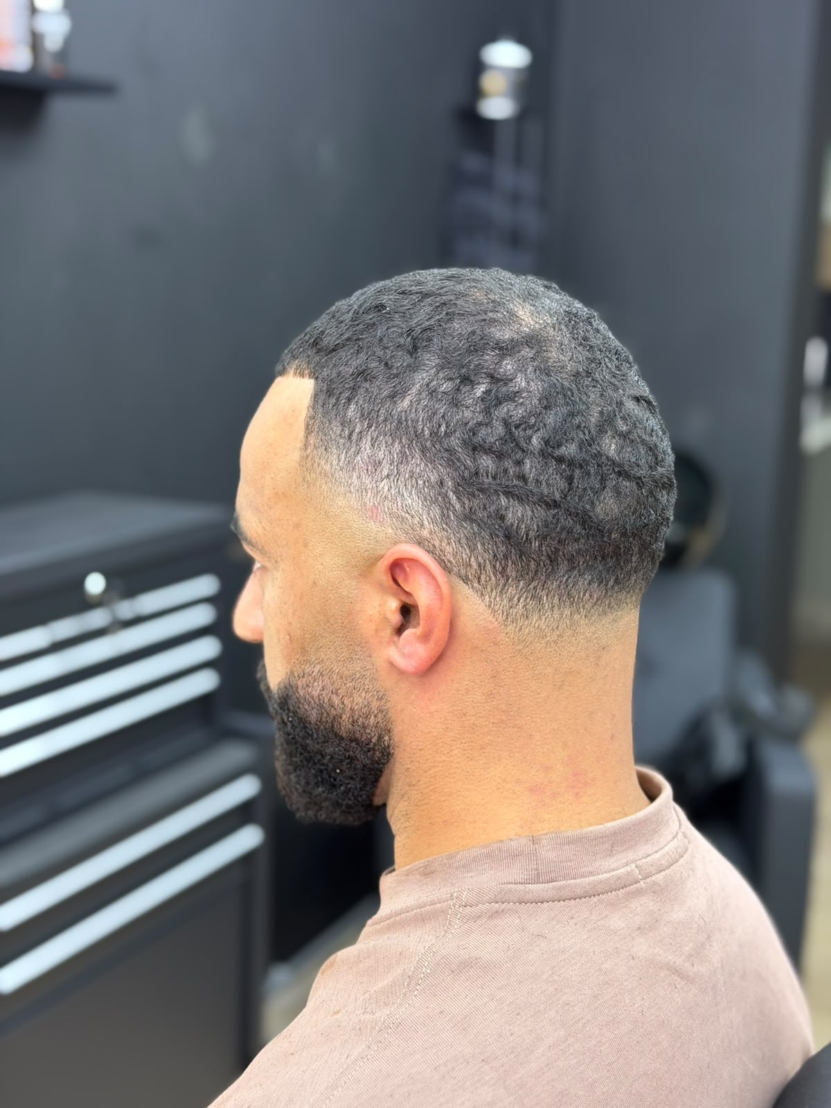 Buzz cut met baard contouren