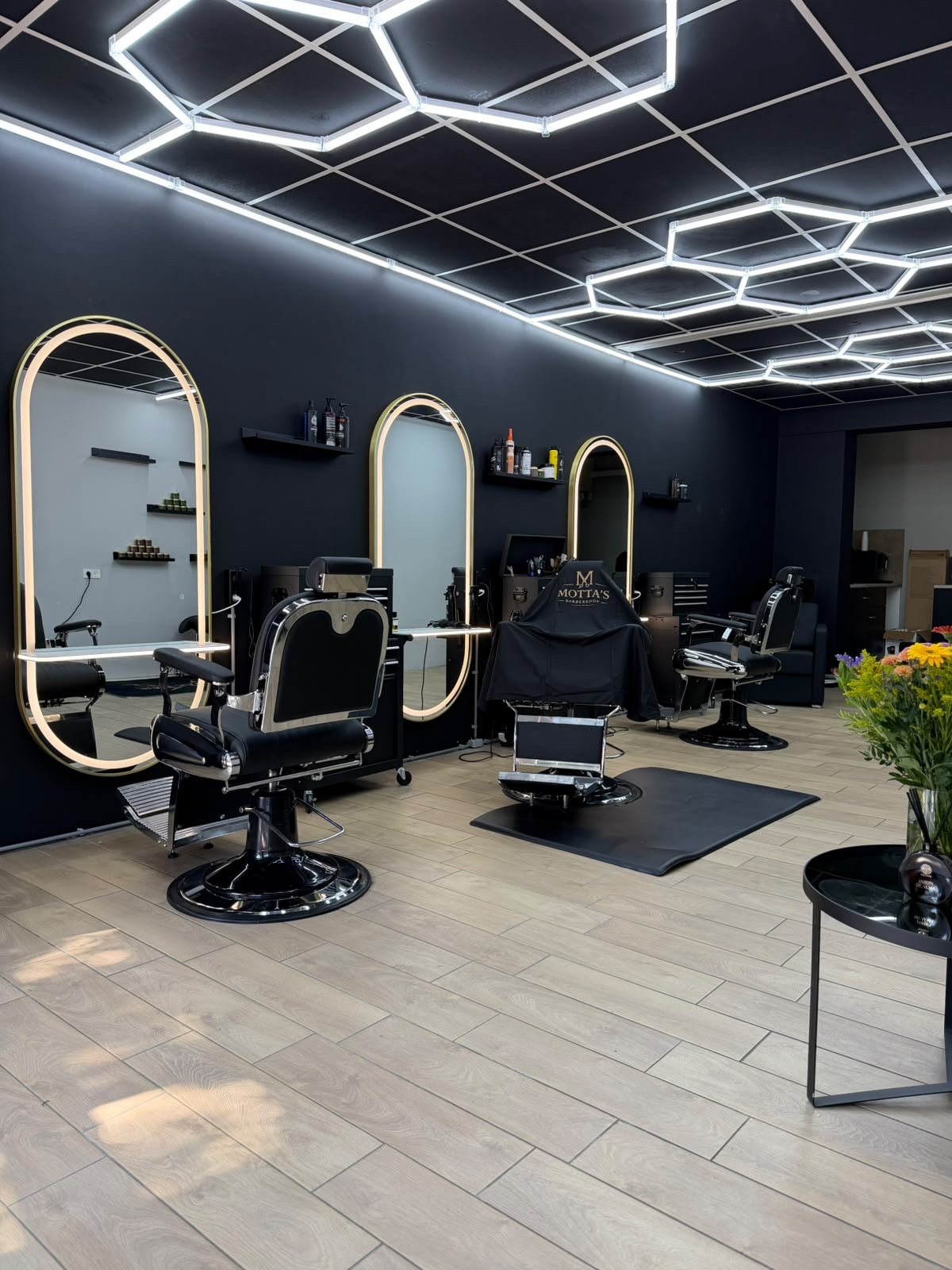 Onze barbershop met hexagon verlichting